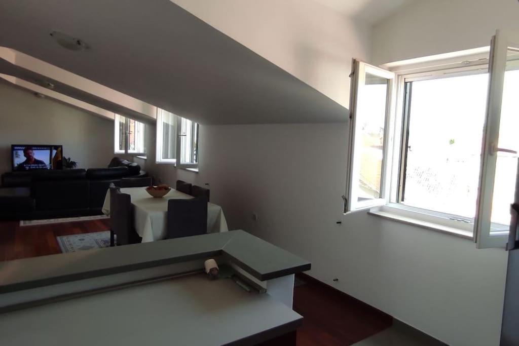 Luxury City Centre Apartment With Stunning View Omiš Buitenkant foto