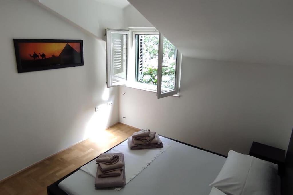 Luxury City Centre Apartment With Stunning View Omiš Buitenkant foto