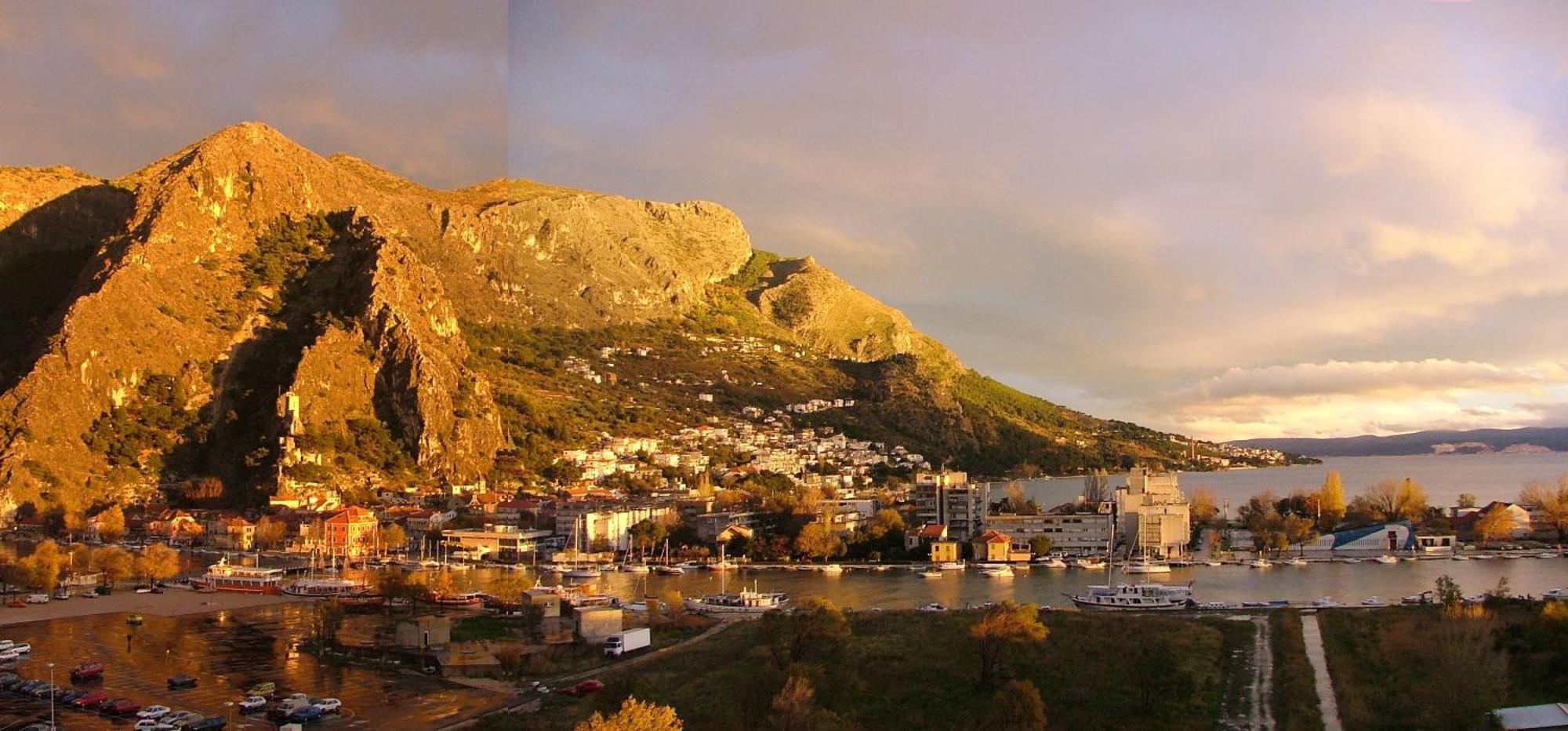 Luxury City Centre Apartment With Stunning View Omiš Buitenkant foto